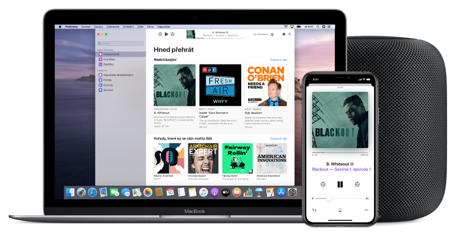 Okno Podcastů s obrazovkou Hned přehrát na Macu a iPhonu; v pozadí je vidět HomePod