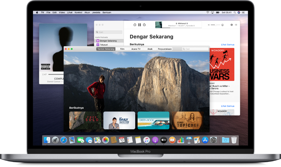 Jendela MiniPlayer Apple Music, jendela app Apple TV, dan jendela Apple Podcasts di latar belakang.