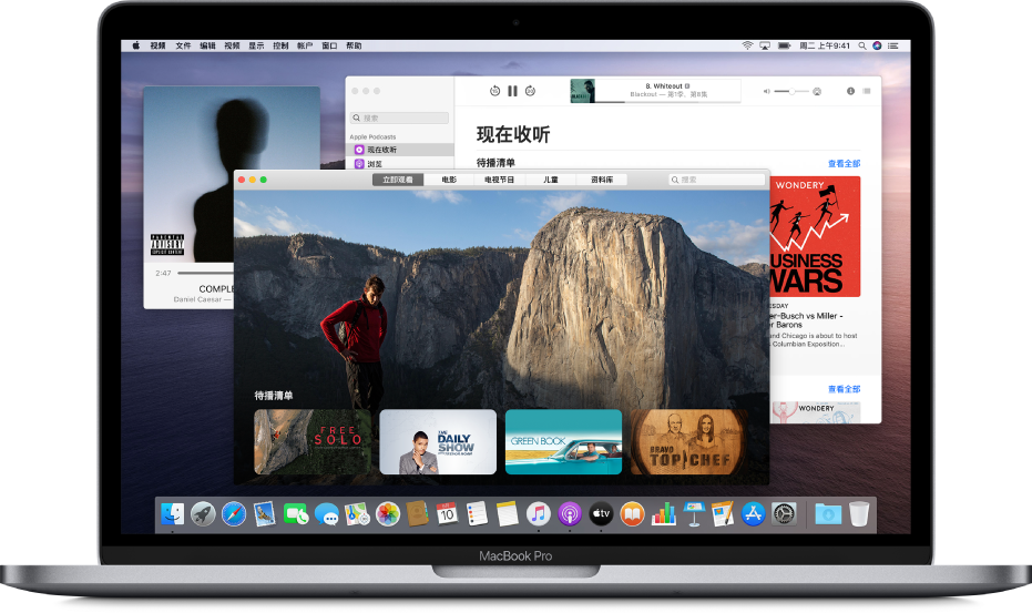 Apple Music 迷你播放程序窗口，Apple 视频 App 窗口，以及位于后台的 Apple 播客窗口。