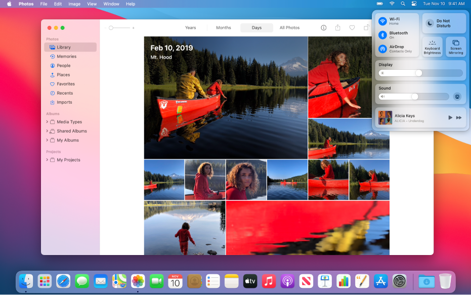 App Foto dibuka dan sedia untuk berkongsi foto menggunakan Pencerminan Skrin daripada Pusat Kawalan, terletak di penjuru kanan atas desktop.