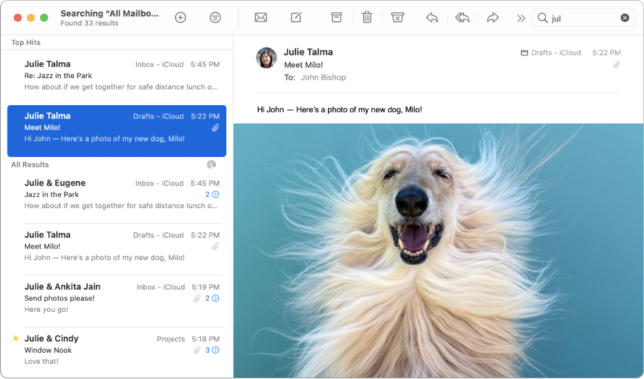 Das Mail-Fenster mit eingegebenen Text im Suchfeld oben rechts. In der E-Mail-Liste auf der linken Seite befinden sich oben die beiden Bereiche für die Toptreffer und Ergebnisse; der Bereich „Alle Ergebnisse“ und der Bereich für die Ergebnisse befinden sich unten.