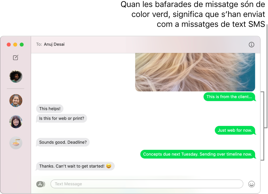 Finestra de l’app Missatges amb una llista de diverses converses a la barra lateral de l’esquerra, i una conversa a la dreta. Les bafarades de missatges són de color verd; aquest color indica que s’han enviat com a missatges de text SMS.