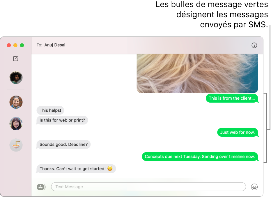 La fenêtre Messages avec plusieurs conversations dans la barre latérale de gauche, ainsi qu’une conversation ouverte sur la droite. Les messages s’affichent dans des bulles vertes, ce qui signifie qu’ils ont été envoyés comme textos.