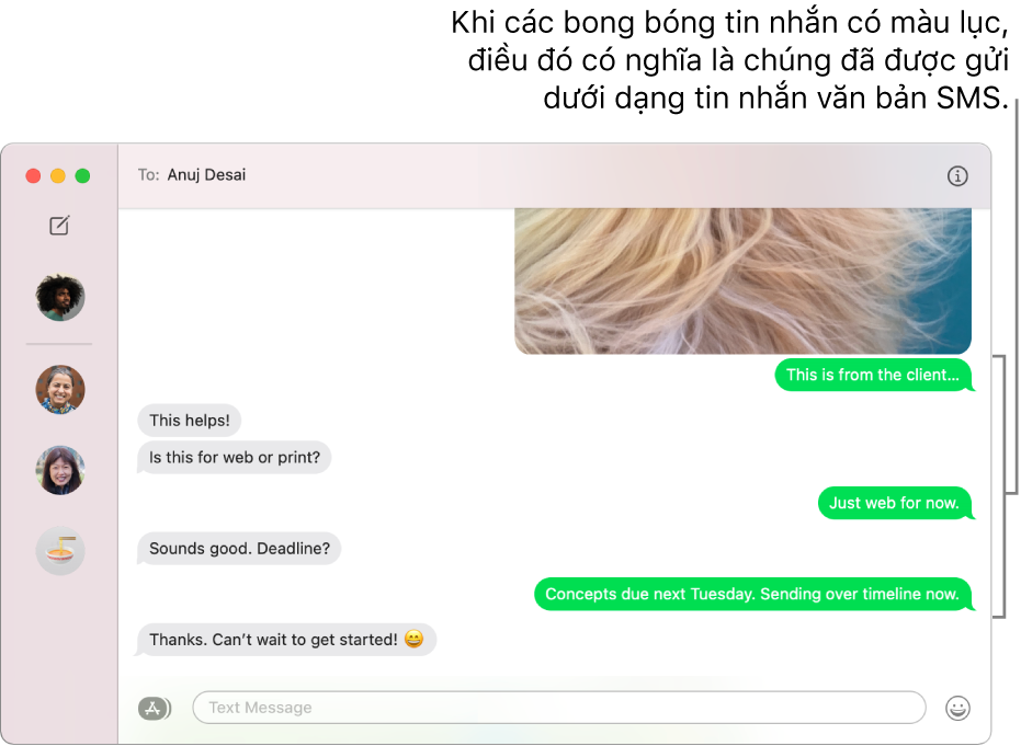 Cửa sổ Tin nhắn với một vài cuộc hội thoại được liệt kê trên thanh bên ở bên trái và một cuộc hội thoại đang hiển thị ở bên phải. Các bong bóng tin nhắn có màu lục, biểu thị rằng tin nhắn đã được gửi dưới dạng tin nhắn văn bản SMS.