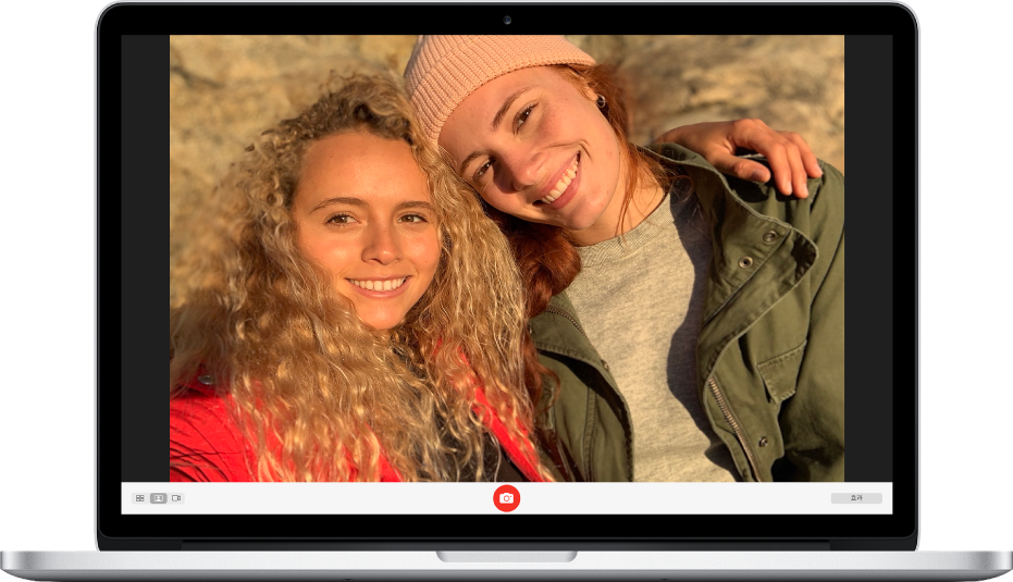 사진 찍기 버튼이 활성화된 Photo Booth 윈도우. 윈도우의 왼쪽 하단에 1장의 사진을 찍는 옵션이 선택되어 있고 오른쪽 하단의 효과 버튼이 켜져 있음.
