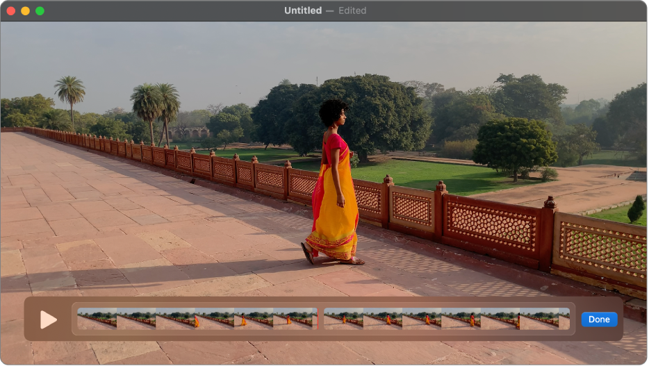 A janela do QuickTime Player com o editor de clips visível na parte inferior.