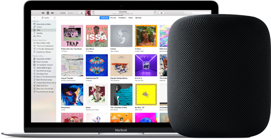 MacBook s iTunes na obrazovce a HomePod poblíž.