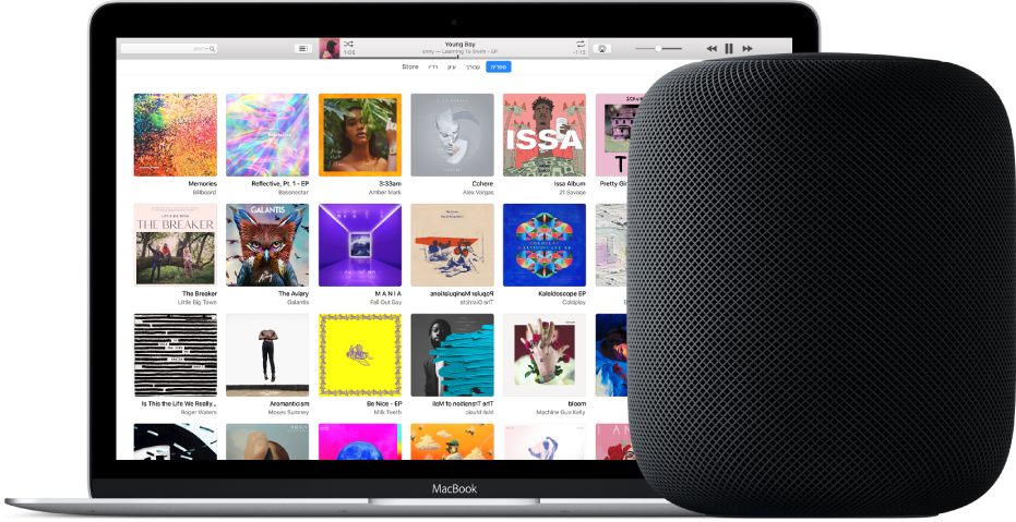 MacBook עם iTunes על המסך עם HomePod בקרבת מקום.