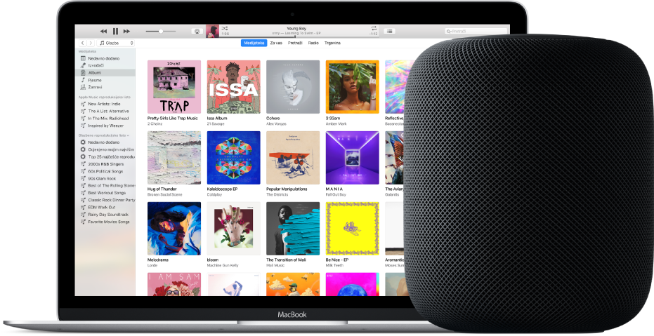 MacBook s iTunesom na zaslonu i uređajem HomePod u blizini.