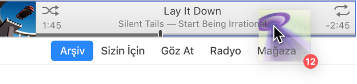 iTunes penceresinin üst kısmına sürüklenen bir albüm