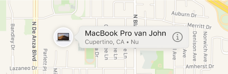 Een close-up van het infosymbool van Johns MacBook Pro.