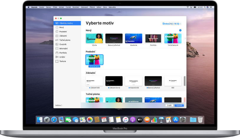 MacBook Pro s výběrem motivů Keynote na obrazovce. Nalevo je vybraná kategorie Všechny motivy a napravo jsou předdefinované motivy, uspořádané v řádcích podle kategorií V levém dolním rohu je místní nabídka Jazyk a Oblast a v pravém horním rohu jsou umístěny místní nabídky Standardní a Široký