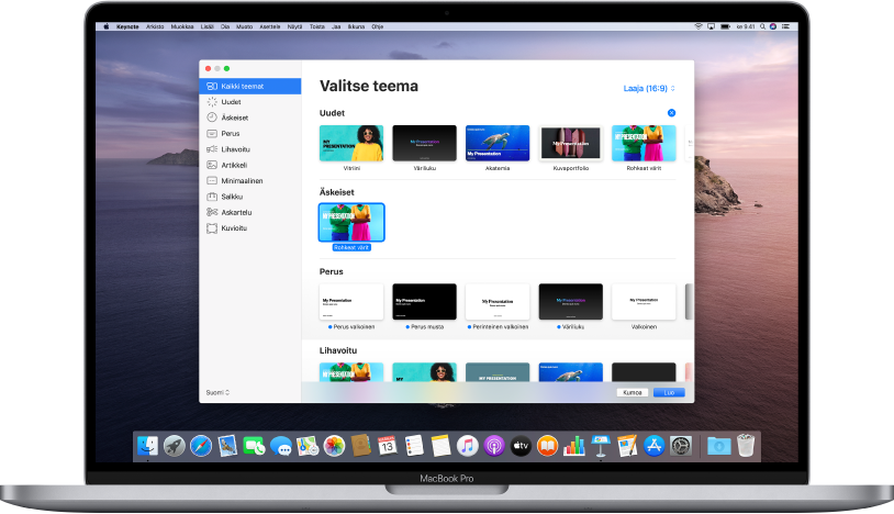 MacBook Pro, jonka näytöllä on avoinna Keynoten teemavalitsin. Kaikki teemat -kategoria on valittuna vasemmalla, ja oikealla näkyy esimääritettyjä teemoja riveissä kategorian mukaan. Kieli- ja alue -ponnahdusvalikko on vasemmassa alakulmassa ja normaalin tai leveän valitsemisen on ponnahdusvalikko oikeassa yläkulmassa.