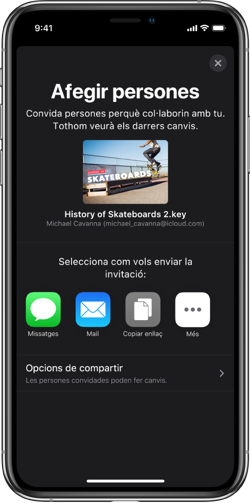 Pantalla “Afegir persones”, que mostra una imatge de la presentació que s’ha de compartir. A sota hi ha els botons amb maneres d’enviar la invitació, com ara l’app Missatges i el Mail, “Copiar l’enllaç” i Més. A la part inferior hi ha el botó “Opcions de compartir”.