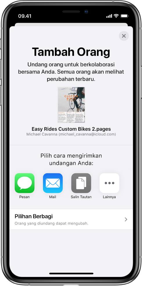 Layar Tambah Orang menampilkan gambar dokumen untuk dibagikan. Di bawahnya tombol untuk cara mengirimkan undangan, termasuk Pesan, Mail, Salin Tautan, dan Lainnya. Di bagian bawah terdapat tombol Pilihan Bagikan.