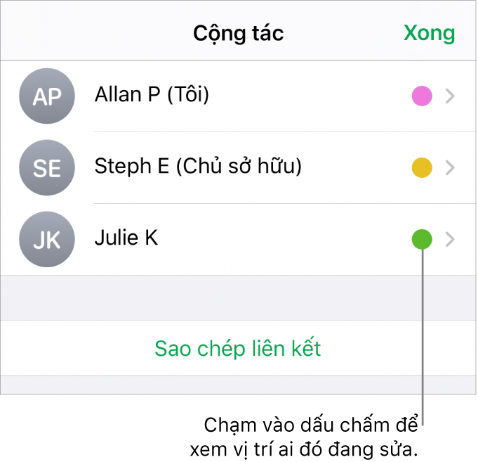 Danh sách người tham gia với ba người tham gia và một dấu chấm màu khác nhau ở bên phải của từng tên.