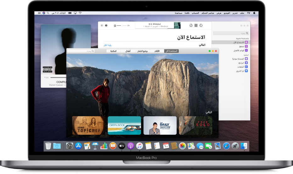 نافذة مشغّل Apple Music المصغّر، ونافذة تطبيق Apple TV، ونافذة Apple Podcasts في الخلفية.