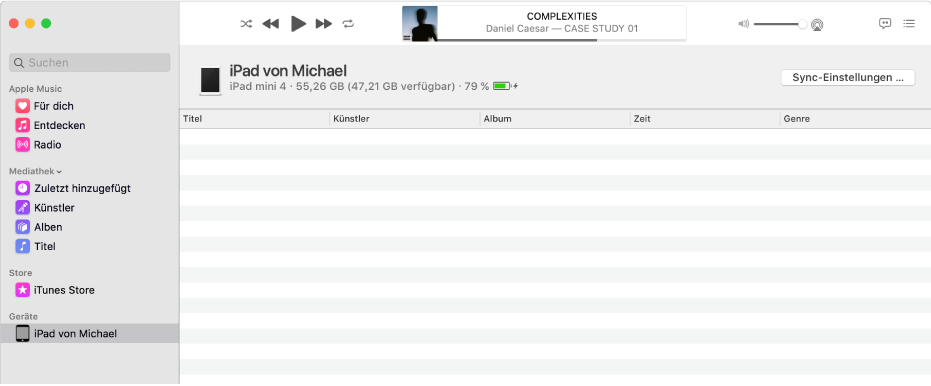 Das Musik-Fenster mit einem Gerät (iPad von Michael) in der Seitenleiste Die Taste „Einstellungen synchronisieren“ oben rechts öffnet den Finder.