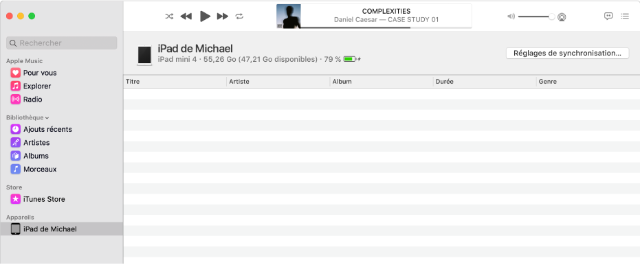 La fenêtre Musique avec un appareil (iPad de Michel) dans la barre latérale. Le bouton « Réglages de synchronisation » dans le coin supérieur droit permet d’ouvrir le Finder.
