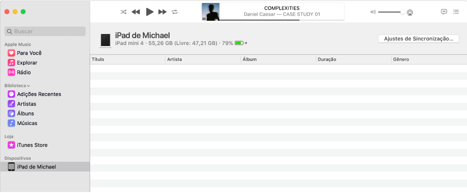 Janela do app Música com um dispositivo (iPad de Miguel) na barra lateral. O botão Ajustes de Sincronização no canto superior direito abre o Finder.