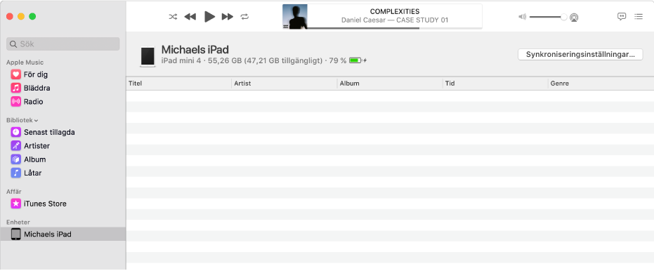Musik-fönstret med en enhet (Michaels iPad) i sidofältet. Knappen Synkroniseringsinställningar i det övre högra hörnet av Finder.