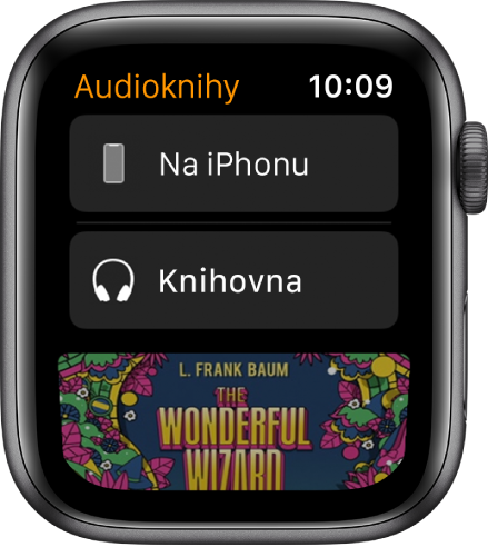 Apple Watch s obrazovkou Audioknihy, na které je nahoře vidět tlačítko Na iPhonu, pod ním tlačítko Knihovna a dole část obálky audioknihy