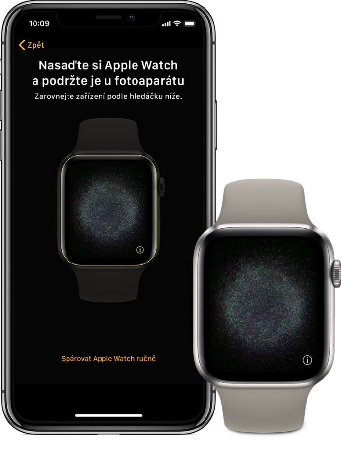 iPhone a hodinky ležící vedle sebe. Na displeji iPhonu se zobrazují pokyny ke spárování s Apple Watch viditelnými v hledáčku a displej na Apple Watch ukazuje obrázek párování.