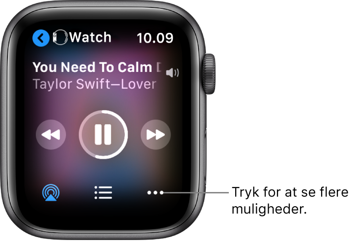 Skærmen Afspiller nu viser Ur øverst til venstre med en pil, der peger mod venstre og fører dig til enhedsskærmen. En sangtitel og et kunstnernavn vises nedenfor. Betjeningspanelet vises midt på. Knapperne AirPlay, Sporliste og Flere indstillinger vises nederst.