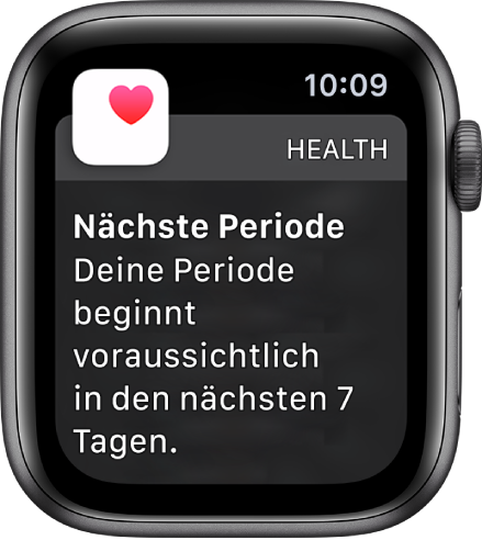 Apple Watch mit dem Bildschirm für die Vorhersage der Periode, auf dem die Mitteilung „Nächste Periode. Deine Periode beginnt voraussichtlich in den nächsten 7 Tagen.“ zu sehen ist Unten wird die Taste „Zyklusprotokoll öffnen“ angezeigt.