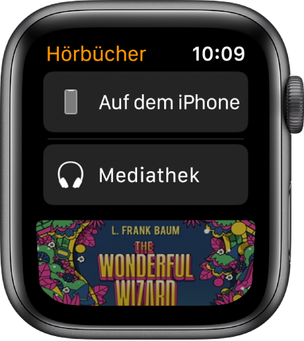 Die Apple Watch mit der Anzeige „Hörbücher“. Oben wird die Taste „Auf dem iPhone“, darunter wird die Taste „Mediathek“ angezeigt und unten ist ein Teil des Coverbilds für das Hörbuch zu sehen.
