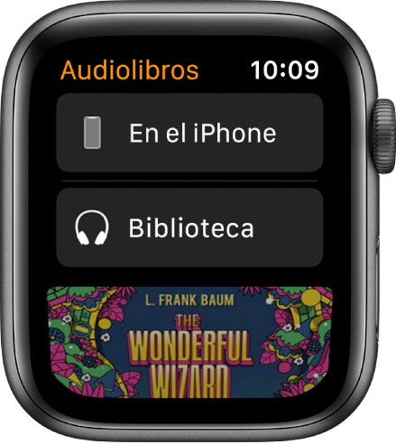 Apple Watch mostrando la pantalla Audiolibros con el botón “En el iPhone” en la parte superior, el botón Biblioteca debajo y una parte de la portada del audiolibro en la parte inferior.