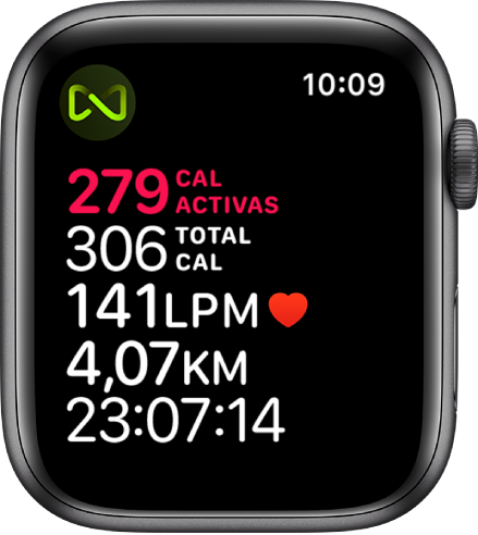 Pantalla de la app Entreno que detalla un entreno en cinta. Un símbolo en la esquina superior izquierda indica que el Apple Watch está conectado a la cinta de forma inalámbrica.