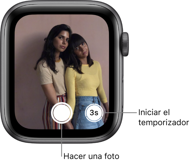 Mientras se utiliza como mando a distancia de la cámara, la pantalla del Apple Watch muestra qué hay en el visor de la cámara del iPhone. El botón “Hacer foto” se encuentra en el centro de la parte inferior de la pantalla, a la izquierda del botón para hacer una foto tras un número determinado de segundos. Si has hecho una foto, el botón “Visor de fotos” se encuentra en la parte inferior izquierda de la pantalla.