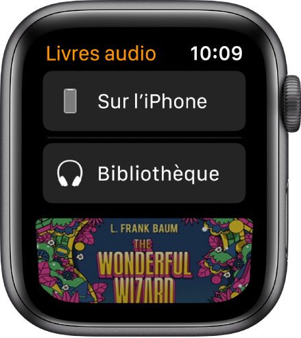 L’Apple Watch affichant l’écran « Livres audio » avec le bouton « Sur l’iPhone » en haut, le bouton Bibliothèque en dessous et une partie de la couverture d’un livre audio en bas.