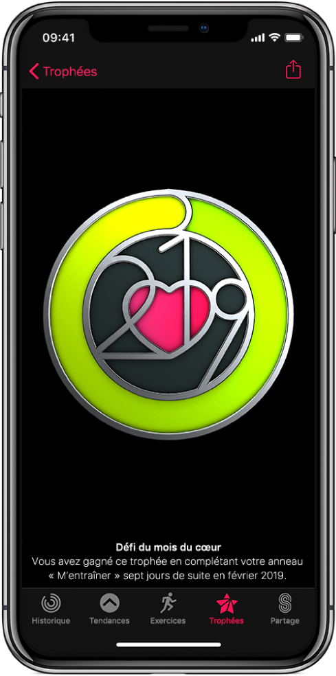L’onglet Trophées de l’écran de l’app Activité sur l’iPhone, affichant un trophée au centre de l’écran. Vous pouvez faire glisser le trophée pour le faire pivoter. Le bouton Partager se trouve en haut à gauche.