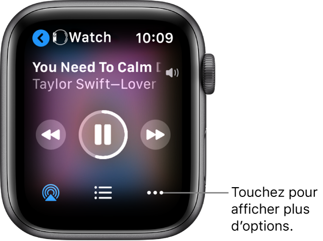 L’écran « À l’écoute » affichant Watch en haut à gauche, avec une flèche pointant vers la gauche, qui vous permet d’accéder à l’écran de l’appareil. Le titre d’un morceau et le nom de l’artiste figurent en dessous. Les commandes de lecture se trouvent au milieu. Les boutons AirPlay et « Plus d’options » ainsi que la liste des pistes se trouvent en bas de l’écran.