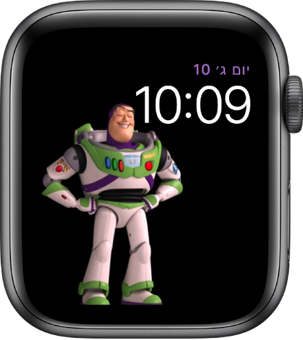 עיצוב השעון ״צעצוע של סיפור״ מציג את התאריך והשעה ביום מימין למעלה ודמות מונפשת של באז שנות אור בחלק השמאלי של מרכז המסך.