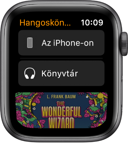Az Apple Watch a Hangoskönyvek képernyőjével; fent látható az iPhone-on gomb, alatta a Könyvtár, lent pedig a hangoskönyv borítójának egy része.