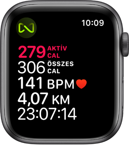Az Edzés képernyője a futópados edzés részletes adataival. A bal felső sarokban lévő szimbólum azt jelzi, hogy az Apple Watch vezeték nélkül csatlakozik a futópadhoz.