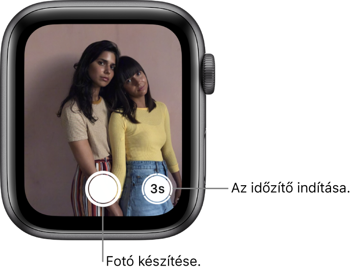 Ha az Apple Watchot kamera-távvezérlőnek használja, akkor a kijelzőn az iPhone kameraképe jelenik meg. A Kép készítése gomb az alsó rész közepén, a Kép készítése késleltetéssel gomb attól jobbra található. Miután elkészítette a fotót, balra lent megjelenik a Fotómegjelenítő gombja.