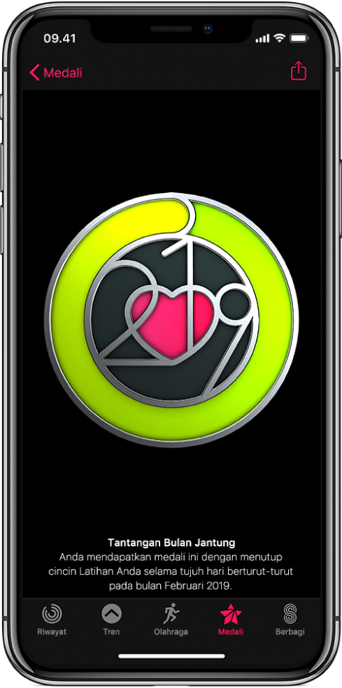 Tab Medali di layar app Aktivitas di iPhone, menampilkan medali pencapaian di bagian tengah layar. Anda dapat menyeret untuk memutar medali. Tombol Bagikan ada di kanan atas.