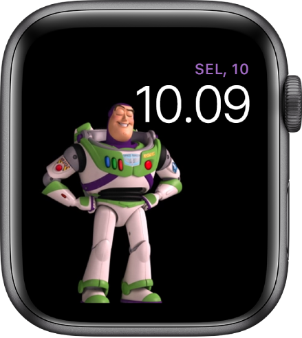 Wajah jam Toy Story menampilkan hari, tanggal, dan waktu di bagian kanan atas dan animasi Buzz Lightyear di bagian kiri tengah layar.
