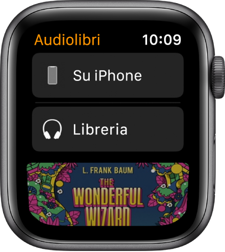 Apple Watch che mostra la schermata di Audiolibri con il pulsante “Su iPhone” in alto, il pulsante Libreria sotto e una parte della copertina di un audiolibro in basso.