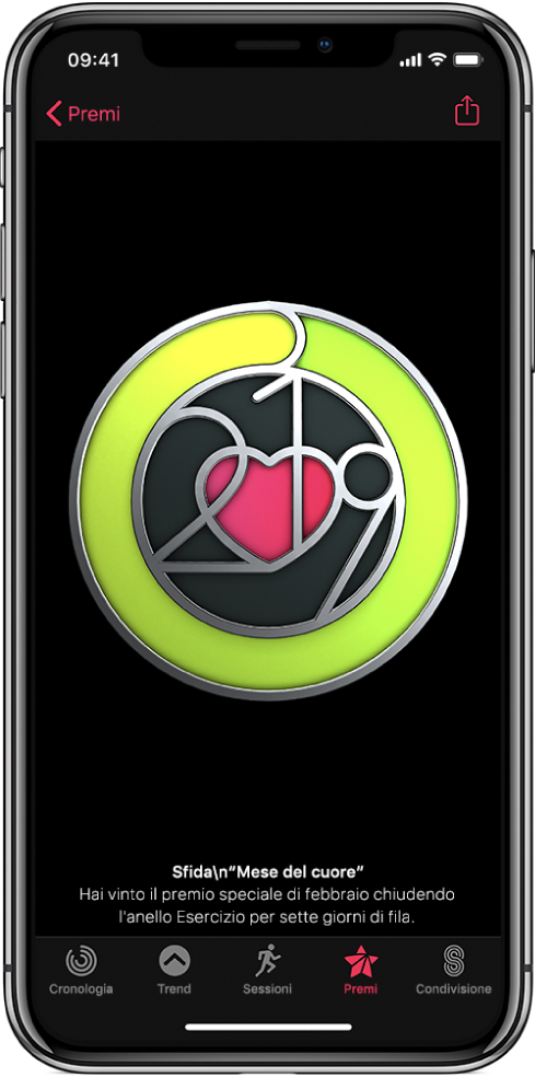 Il pannello Medaglie della schermata dell'app Attività su iPhone, che mostra una medaglia al centro. Puoi trascinare per ruotare la medaglia. Il pulsante Condividi si trova in alto a destra.