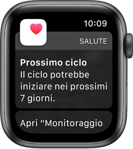 Apple Watch che mostra la schermata di una previsione di ciclo con il testo “Prossimo ciclo. Il ciclo potrebbe iniziare nei prossimi 7 giorni.” Un pulsante “Apri “Monitoraggio ciclo”” compare in basso.