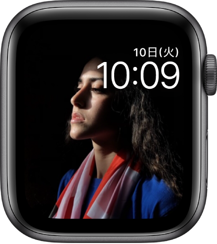 「写真」の文字盤には、同期されているフォトアルバムの中の写真を表示できます。文字盤には、時刻の上に日付が表示されています。