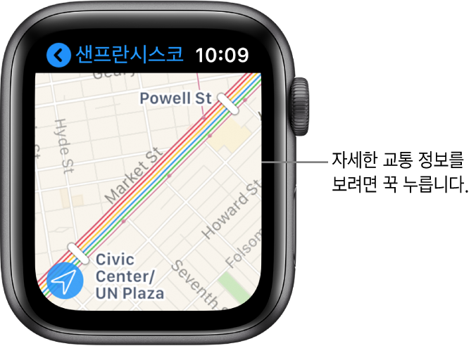 지도 앱에 경로와 정류장 이름이 포함된 대중교통 정보가 표시되어 있음.