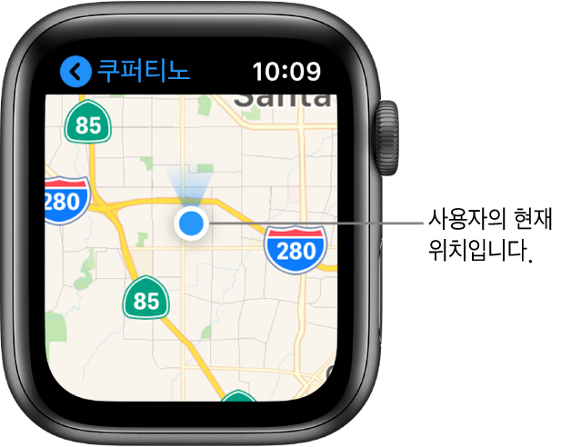지도 앱은 지도를 표시함. 사용자의 위치는 지도에 파란색 점으로 표시됨. 파란색 팬이 위치 점 위에 있으며 시계가 북쪽을 향하고 있음을 나타냄.