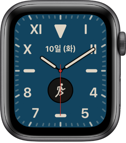 로마 숫자와 아라비아 숫자의 혼합을 보여주는 캘리포니아 시계 페이스 두 개의 컴플리케이션: 날짜 및 운동.