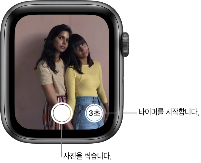 카메라 리모컨으로 사용하는 동안 Apple Watch 화면은 iPhone 카메라 뷰어 화면으로 보임. 오른쪽에는 사진 촬영 전에 지연 버튼과 함께 사진 촬영 버튼이 하단 중앙에 나타남. 사진을 찍으면 사진 뷰어 버튼이 왼쪽 하단에 나타남.